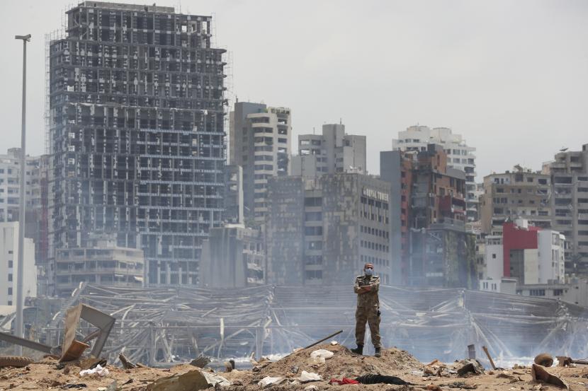  Seorang tentara berdiri di lokasi ledakan yang hancur di pelabuhan Beirut, Lebanon, Kamis, 6 Agustus 2020. Presiden Prancis Emmanuel Macron datang di Beirut untuk menawarkan dukungan Prancis ke Lebanon setelah ledakan pelabuhan yang mematikan itu.