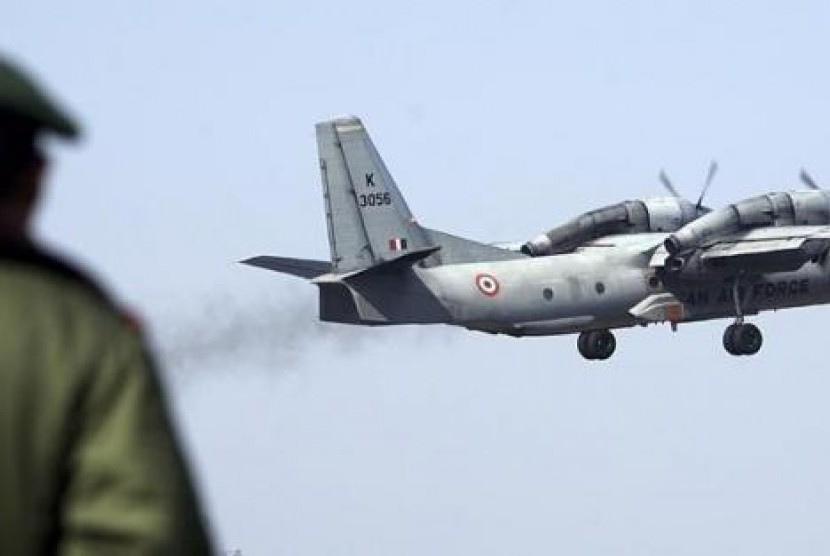 Seorang tentara India berjaga saat pesawat transportasi Angkatan Udara India AN-32 tinggal landas membawa personel keamanan.
