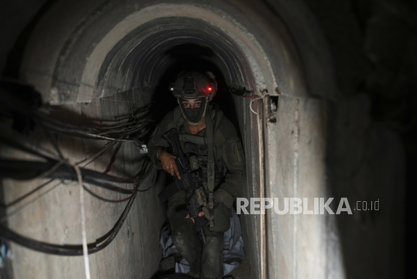 Seorang tentara Israel berjalan di terowongan di bawah Rumah Sakit Eropa di Khan Younis, Gaza selatan, tempat yang menurut militer menjadi tempat operasi militan Hamas, Ahad, 8 Juni 2025. 