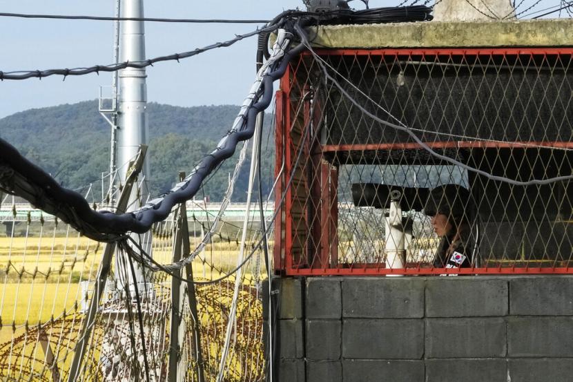 Seorang tentara Korea Selatan berjaga di dalam pos penjagaan militer di Paviliun Imjingak di Paju, Korea Selatan, dekat perbatasan dengan Korea Utara, Jumat, 14 Oktober 2022. Pasukan Korea Selatan (Korsel) memulai latihan pertahanan tahunan Hoguk.