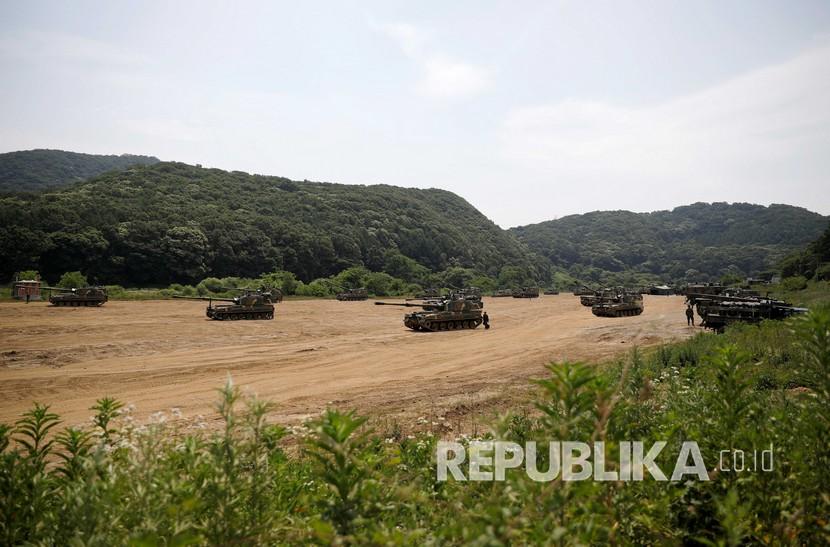 Seorang tentara Korea Selatan mengambil bagian dalam latihan penembakan langsung di dekat zona demiliterisasi yang memisahkan kedua Korea di Paju, Korea Selatan, Selasa (23/6). 