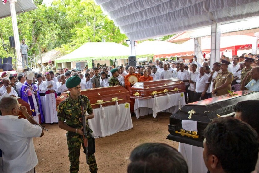 Seorang tentara menjagaupacara pemakaman yang dihadiri Kardinal Malcolm Ranjith bagi korban serangan bom di Gereja St. Sebastian di Negombo, Sri Lanka, Selasa (23/4). 