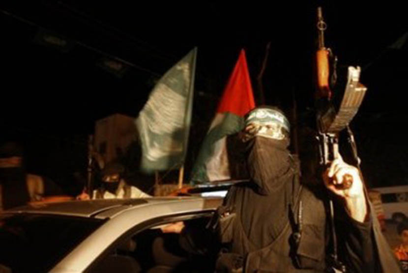 Seorang tentara pasukan Hamas sedang berjaga, (ilustrasi). Delegasi tingkat tinggi Hamas dilaporkan telah tiba di Kairo untuk perundingan gencatan senjata.,