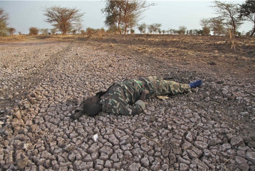 Seorang tentara Sudan tergeletak tewas di jalanan menuju ladang minyak Heglig dimana tentara pemerintah terlibat pertempuran dengan pasukan Sudan Selatan.