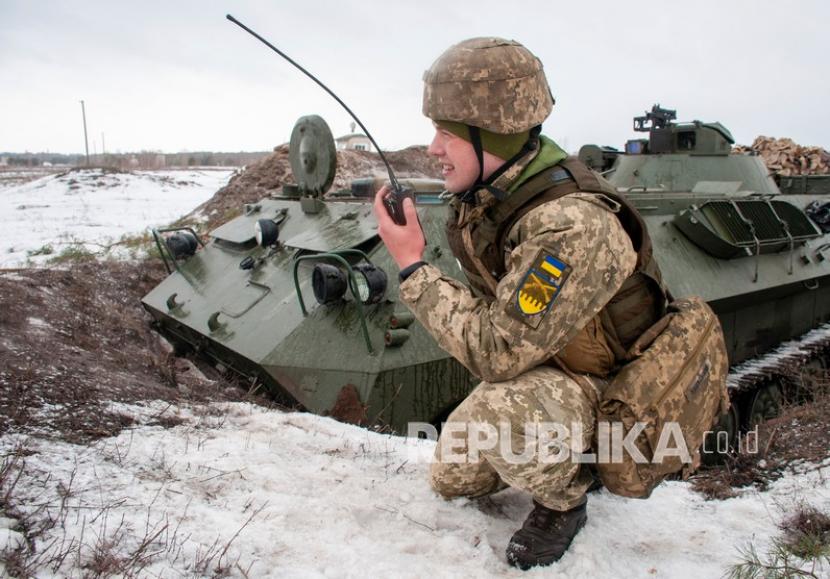  Seorang tentara Ukraina berlatih selama latihan militer di dekat Kharkiv, Ukraina.  sedang mempersiapkan paket dukungan militer dan ekonomi untuk Ukraina. 