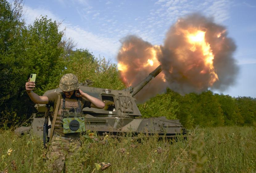 Seorang tentara Ukraina berswafoto saat sistem artileri menembak di garis depan di wilayah Donetsk, Ukraina timur, Sabtu, 3 September 2022. 