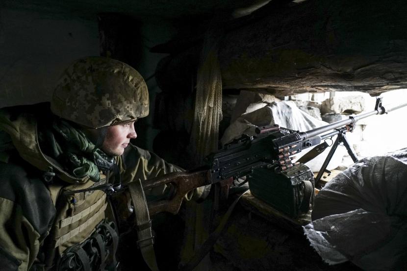 Seorang tentara Ukraina melihat dari posisinya di dekat garis depan dengan separatis yang didukung Rusia 