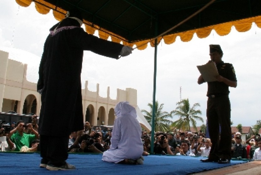 Seorang terdakwa pelaku khalwat dihukum cambuk di Kabupaten Aceh Besar, Provinsi Aceh.