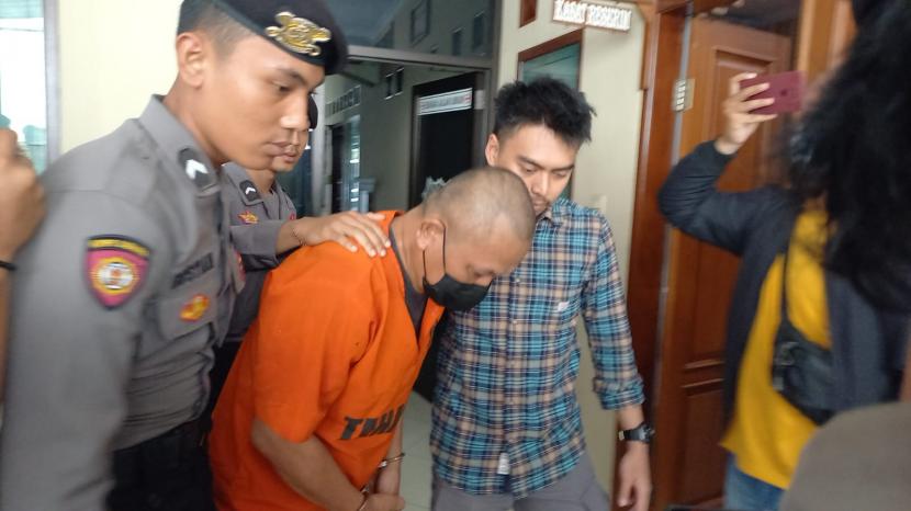 Seorang tersangka kasus pencabulan terhadap anak di bawah umur digiiring aparat kepolisian di Polres Ciamis, Rabu (28/6/2023). Tersangka berinisial YH (54 tahun) merupakan seorang guru di salah satu SMPN di Kabupaten Ciamis. 