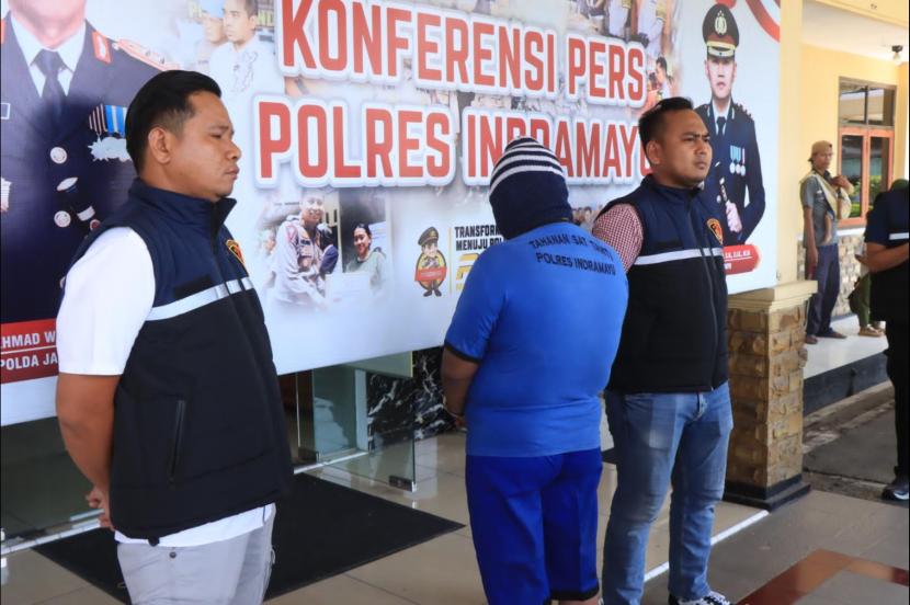 Seorang tersangka kasus perjudian online yang ditangkap dihadirkan dalam dalam Press Conference di Mako Polres Indramayu, Rabu (30/10/2024). 