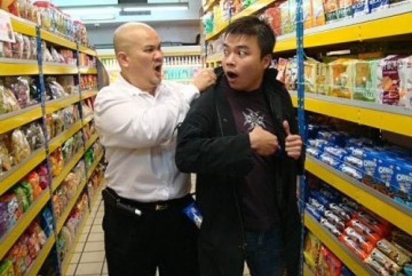 Seorang tertangkap sedang mengutil makanan di sebuah supermarket. (ilustrasi)