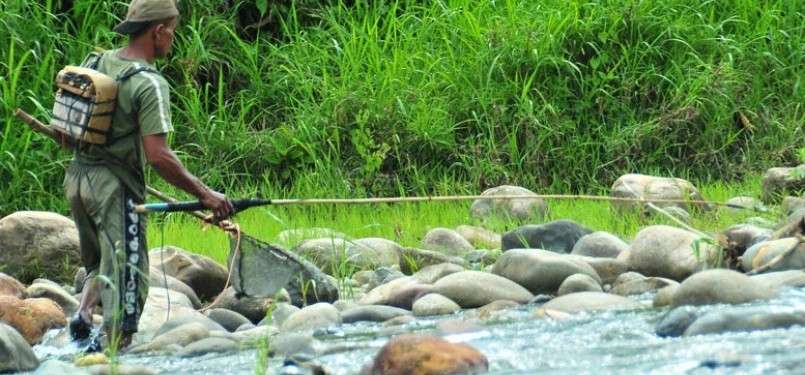 Seorang tewas tersengat listrik saat memancing ikan dengan menggunakan strum.