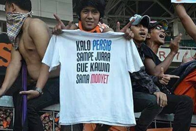 Seorang The Jakmania yang ditagih untuk memenuhi janji kawin dengan monyet.