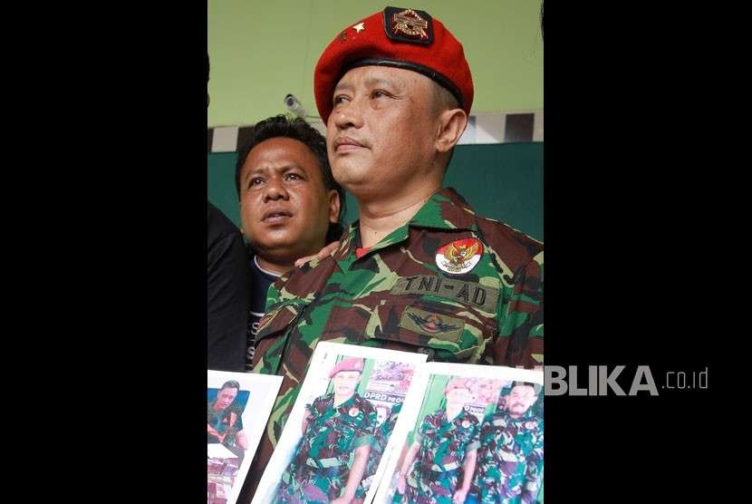Seorang TNI gadungan bernama Alun Mubarroq yang mengaku sebagai Mayor Jenderal (Mayjen) TNI Kopassus menunjukan foto dirinya di Kodim 1304 Gorontalo, Kota Gorontalo, Gorontalo. (Ilustrasi)