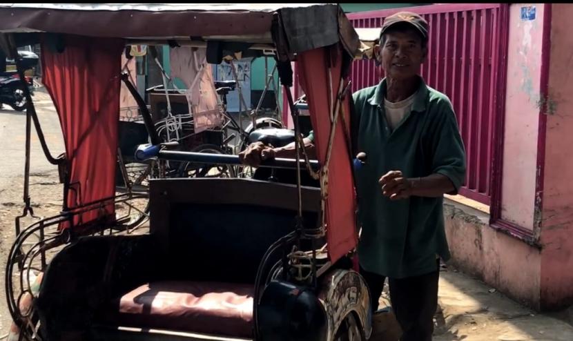 Seorang tukang becak di Dusun Jatiraga, Desa/Kecamatan Kadipaten, Kabupaten Majalengka, Eme, akan berangkat haji tahun ini bersama istrinya. Mereka menabung selama puluhan tahun untuk daftar haji di tengah penghasilan yang pas-pasan.