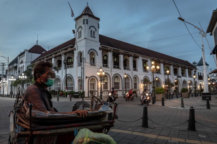 Seorang tukang becak menanti penumpang di kawasan wisata Cagar Budaya Kota Lama, Semarang, Jawa Tengah.