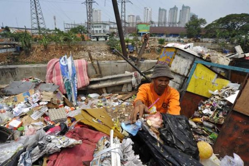 Seorang tukang sampah mengumpulkan sampah. Penghasilan yang diterima jauh dari kata layak untuk hidup di Jakarta, Rp 800 ribu per bulan.