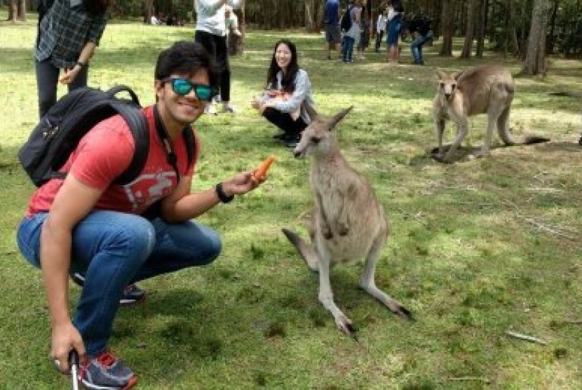  Seorang turis berselfie sembari memberi wortel ke seekor kanguru di Morisset Hospital di Lake Macquarie.