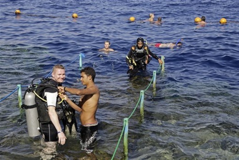 Jumlah Turis Inggris ke Mesir Diperkirakan 500 Ribu Orang. Seorang turis bersiap melakukan scuba diving pertamanya di resor Laut Merah, Sharm el-Sheikh, Sinai selatan, Mesir, Sabtu, 7 November 2015. 