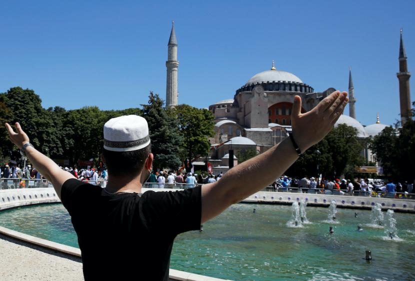 Seorang Turki membuka tangan berdoa pada shalat Jumat pertama di Hagia Sophi, Jumat silam.