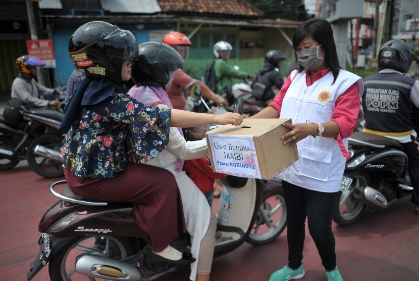 Seorang umat Buddha Jambi menggalang dana saat menggelar Aksi Peduli Rohingya di Jelutung, Jambi, Rabu (6/9).