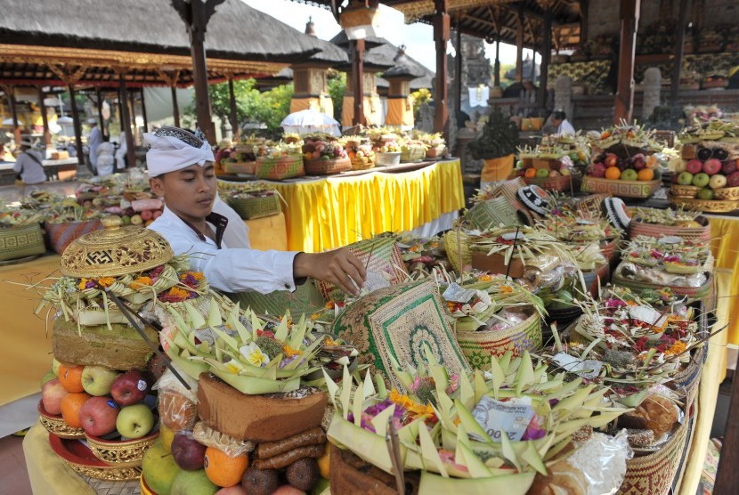 Seorang umat Hindu menyiapkan sesajen saat persembahyangan Hari Raya Galungan di Ubud, Bali, Rabu (17/12). Umat Hindu merayakan Hari Raya Galungan setiap 6 bulan sebagai hari kemenangan kebenaran (Dharma) di atas kejahatan (Adharma) yang diisi dengan perse