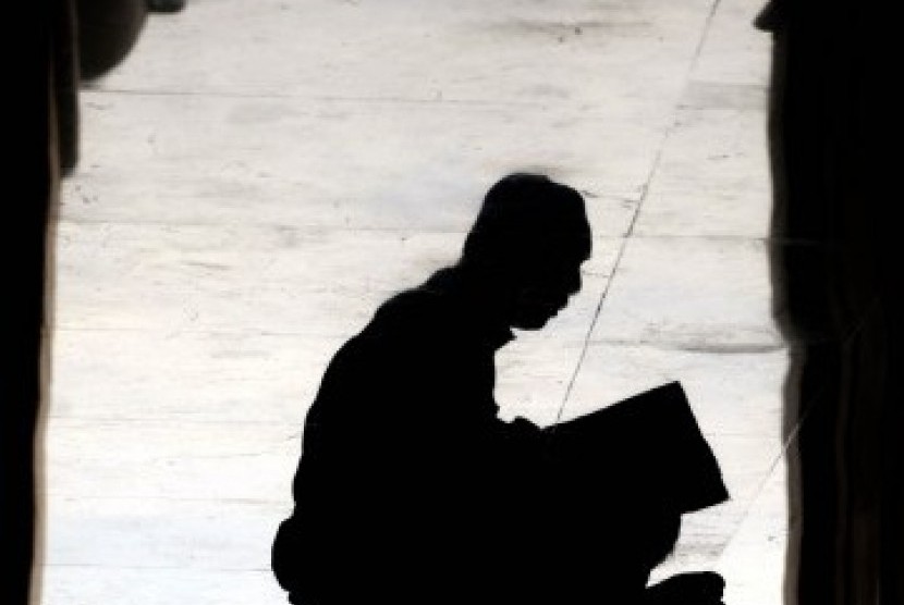 Seorang umat muslim membaca Alquran di Masjid Raya Makassar, Sulsel, Senin (1/8).