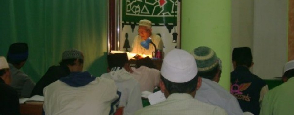 Seorang ustadz sedang mengajar ngaji.