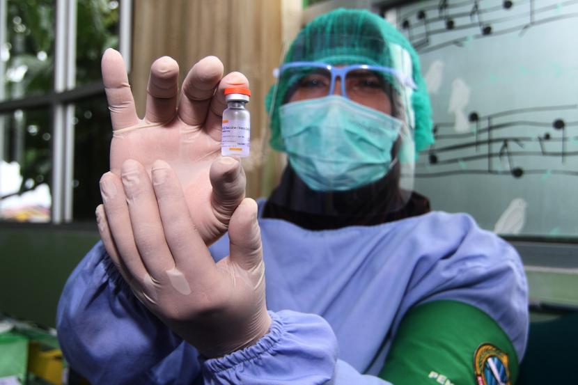 Seorang vaksinator memperlihatkan botol vaksin COVID-19 Sinovac usai vaksinasi tenaga kesehatan (nakes) di Puskesmas Gang Sehat, Pontianak, Kalimantan Barat, Senin (18/1/2021). Dinas Kesehatan Provinsi Kalbar menargetkan vaksinasi COVID-19 terhadap 8.651 tenaga kesehatan di Kalimantan Barat dapat diselesaikan dalam tahap pertama atau pada akhir Januari 2021.
