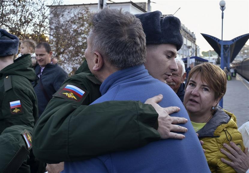  File foto seorang wajib militer Rusia mengucapkan selamat tinggal kepada kerabatnya sebelum dia pergi untuk bertugas di ketentaraan di stasiun kereta api di Sevastopol, Krimea, 09 November 2022. 