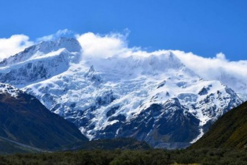 seorang wanita Australia terjatuh dan tewas dari kawasan puncak pegunungan Aoraki di Taman Nasional Gunung Aoraki, Selandia Baru. 