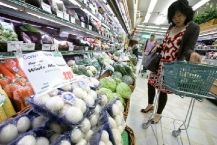 Seorang wanita berbelanja di supermarket Tokyo. Ibu kota Jepang ditahbiskan oleh ECA dalam peringkat satu kota berbiaya hidup termahal di dunia, versi 2010