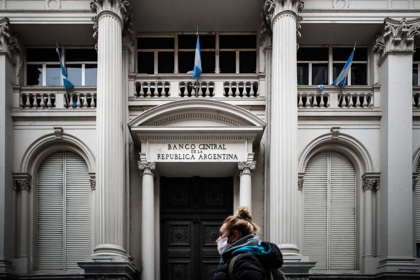 Seorang wanita berjalan di depan Bank Sentral, di Buenos Aires, Argentina, 22 Mei 2020. Pemerintah Argentina mengumumkan akan mulai membayar impor China dalam yuan daripada dolar. 