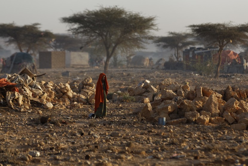 Seorang wanita berjalan di sebuah kamp yang dihuni orang-orang dari berbagai bagian di Somalia yang terganggu kehidupannya akibat kekeringan parah yang mengakibatkan kelaparan.