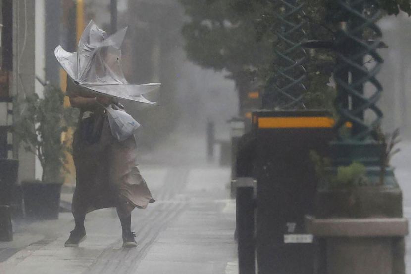 Dua orang tewas dan 35 lainnya terluka akibat hujan lebat yang melanda Jepang
