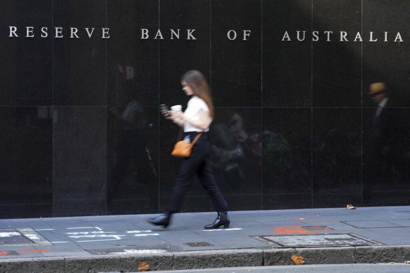 Seorang wanita berjalan melewati bagian luar Reserve Bank di Sydney, Australia, Selasa, 3 Mei 2022. Bank sentral Australia memutuskan menaikan suku bunga sebesar 50 basis poin pada bulan ini. 