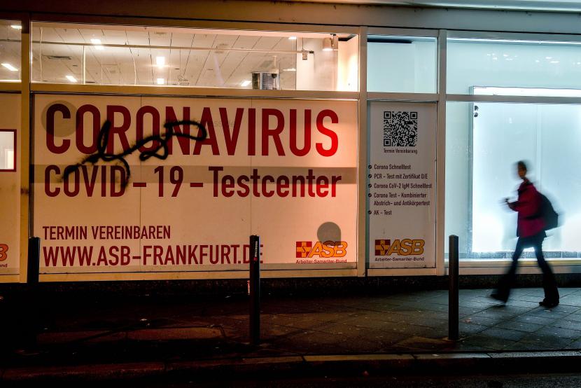 Seorang wanita berjalan melewati pusat pengujian virus corona yang terbengkalai di Frankfurt, Jerman, Kamis, 18 November 2021. Infeksi COVID-19 di Jerman mencapai rekor tertinggi baru pada Kamis.