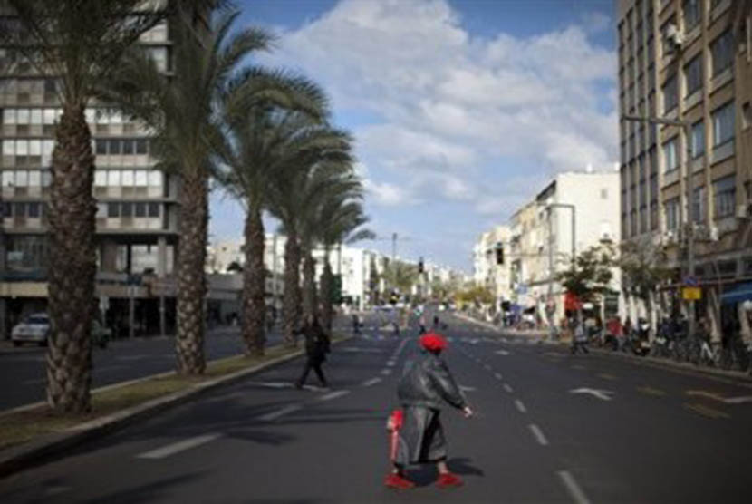 Seorang wanita Israel melintasi jalan di Tel Aviv, Israel. ilustrasi