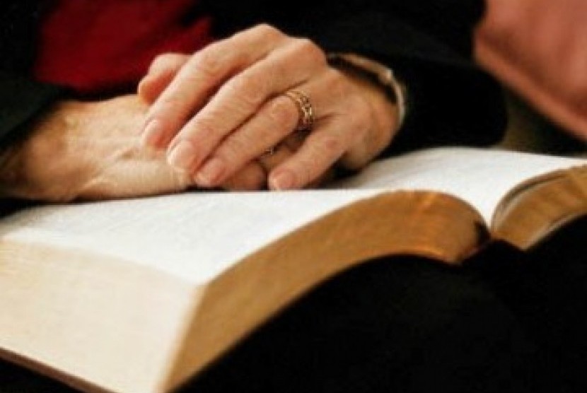 Seorang wanita lanjut usia tengah membaca (Ilustrasi)