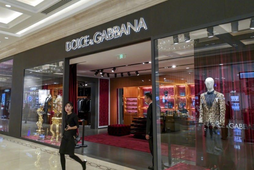 Butik Dolce & Gabbana. Jenama menggelar pertunjukan koleksi busana pria musim semi/musim panas 2021 di Milan, Italia pada Rabu (15/7).