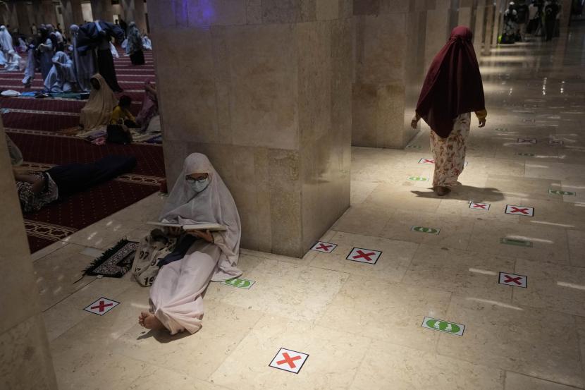 Bolehkah Wanita Haid Qiyamullail?. Foto:   Seorang wanita membaca kitab suci Al-Qur