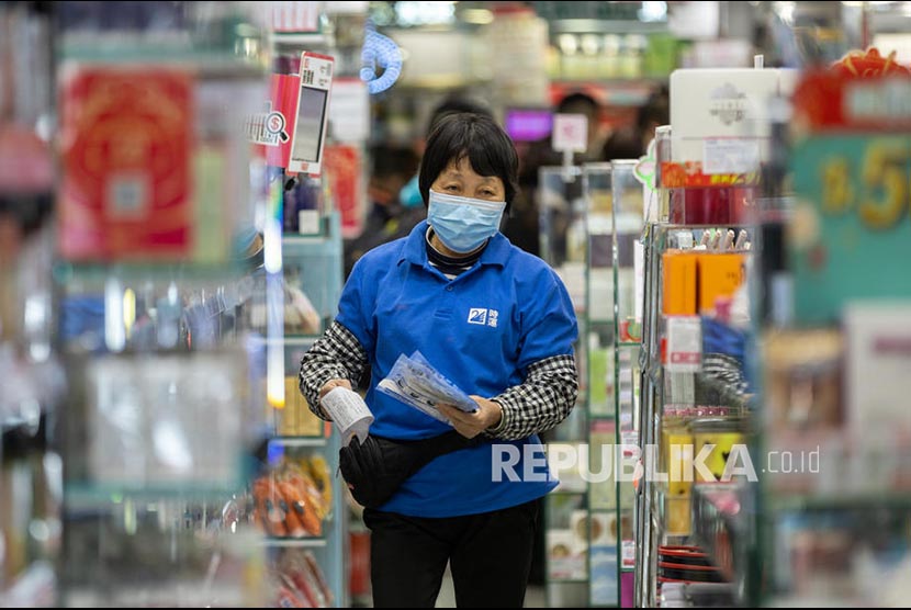 Seorang wanita membeli masker di sebuah toko farmasi, ilustrasi