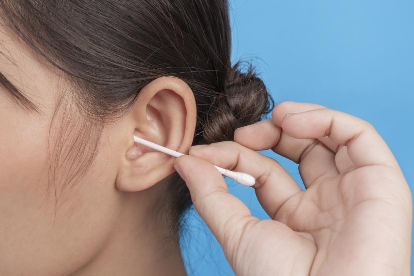 Seorang wanita membersihkan telinga dengan cotton bud (ilustrasi). Ada beberapa kesalahan yang masih banyak dilakukan, padahal bisa merusak telinga.