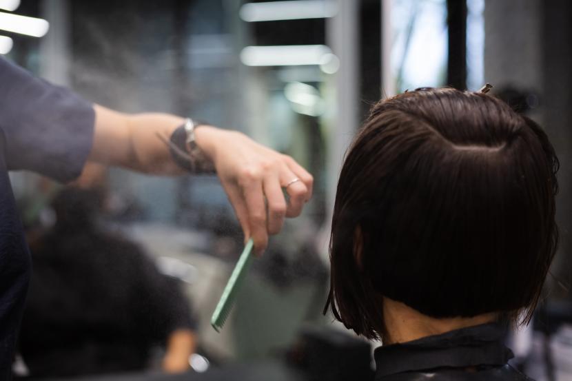 Seorang wanita memotong rambut di salah satu salon Korea Selatan (ilustrasi). Sedikitnya ada 5 salon yang menjadi rekomendasi bagi wisatawan asing yang ingin melakukan makeover di Korea Selatan.