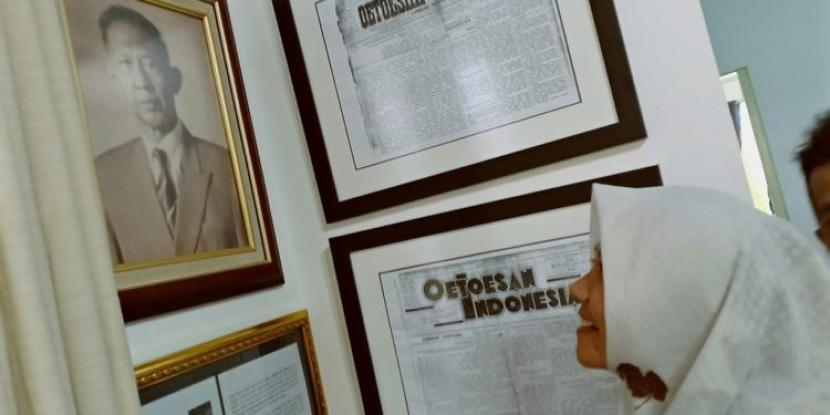 Seorang wanita memperhatikan foto R.H. Didi Sukardi, menteri, pejuang kemerdekaan dan wartawan yang dikenal sebagai salah satu pahlawan di Sukabumi.    Konten ini telah tayang di Kompasiana.com dengan judul 