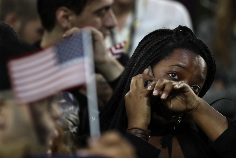 Seorang wanita menangis ketika melihat hasil pilpres AS di New York. Hillary Cliinton dinyatakan kalah dari Donald Trump.