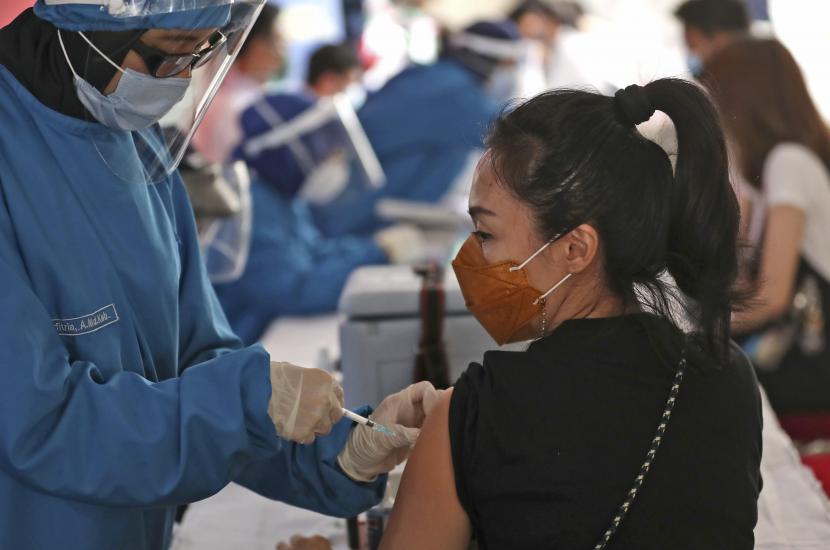 Pemerintah Kabupaten (Pemkab) Bekasi, Jawa Barat, menyiapkan sebanyak 1.200 tenaga vaksinator yang akan ditugaskan saat vaksinasi tahap kedua (Foto: ilustrasi)