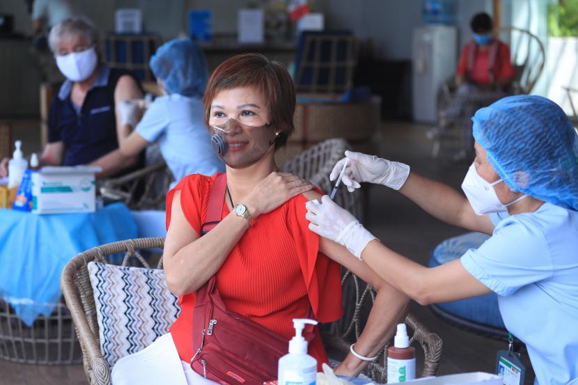 Seorang wanita menerima suntikan vaksin Moderna COVID-19 di Vung Tau, Vietnam, Senin, 13 September 2021. Vietnam mempercepat program vaksinasinya dalam upaya untuk melonggarkan pembatasan penguncian virus corona di kota-kota besar pada akhir September, kata pemerintah.