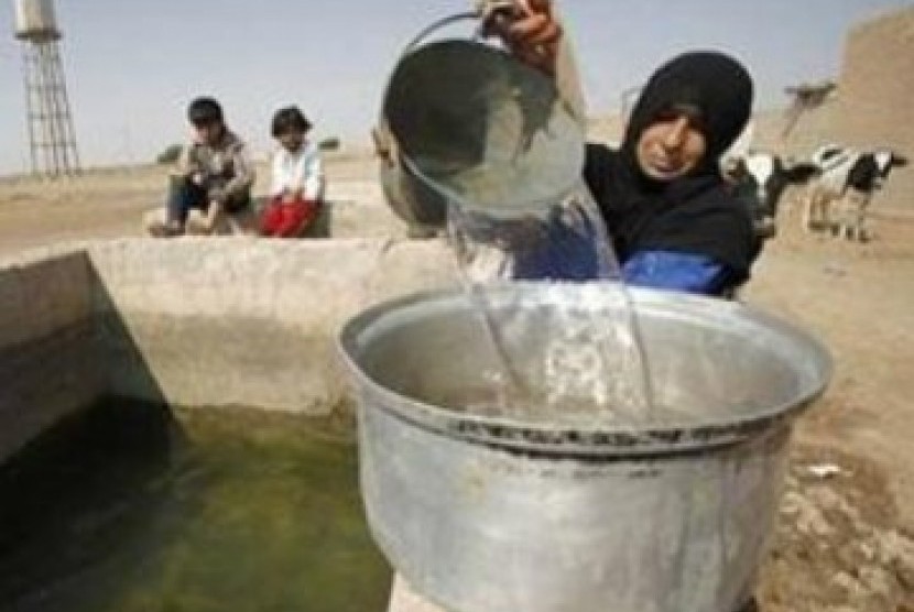 Seorang wanita mengambil air dari sebuah sumur. Pembuangan air limbah, sampah berbahaya dan penggunaan bahan kimia pertanian telah mengontaminasi air tanah di Jalur Gaza