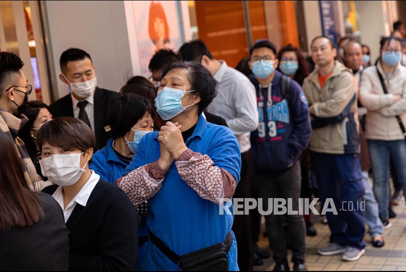 Seorang wanita mengantre di depan sebuah toko farmasi untuk membeli masker di Hong Kong, China. Virus Corona saat ini telah menelan korban ratusan jiwa di China (ilustrasi)